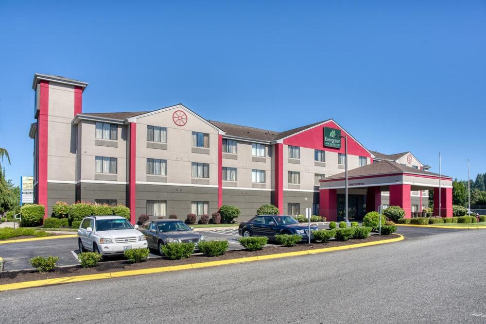 Evergreen Inn & Suites